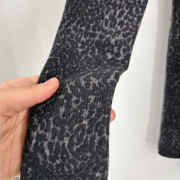 Bloomingdale’s 2-ply 100% Cashmere V Neck Animal Print Leopard Sweater Medium - Picture 6 of 12